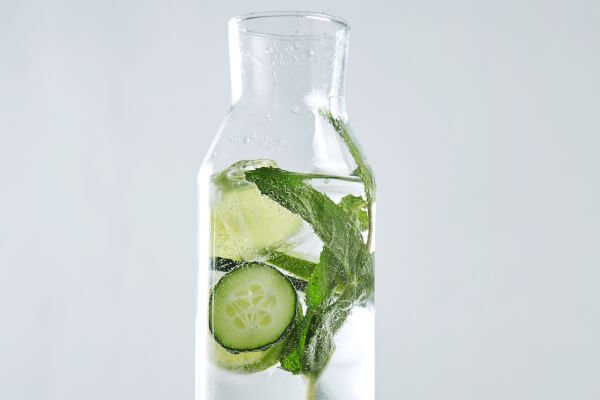 5 THINGS YOU CAN ADD TO YOUR WATER BOTTLE THAT HELP YOU LOSE WEIGHT - CUCUMBERS AND MINT LEAVES